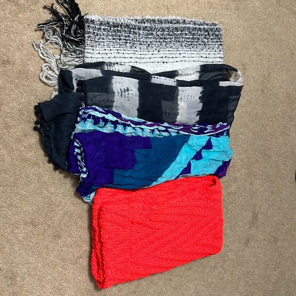 Lot of 4 - Scarves - Picture 1 of 1